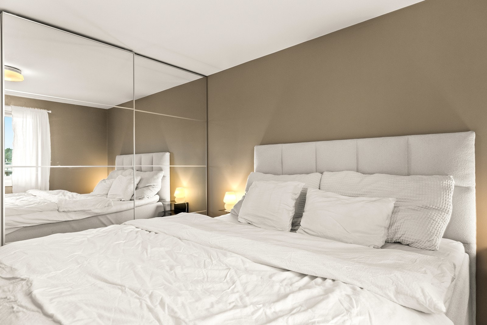 Delikat soverom med skyvedørsgarderobe Galleribilde