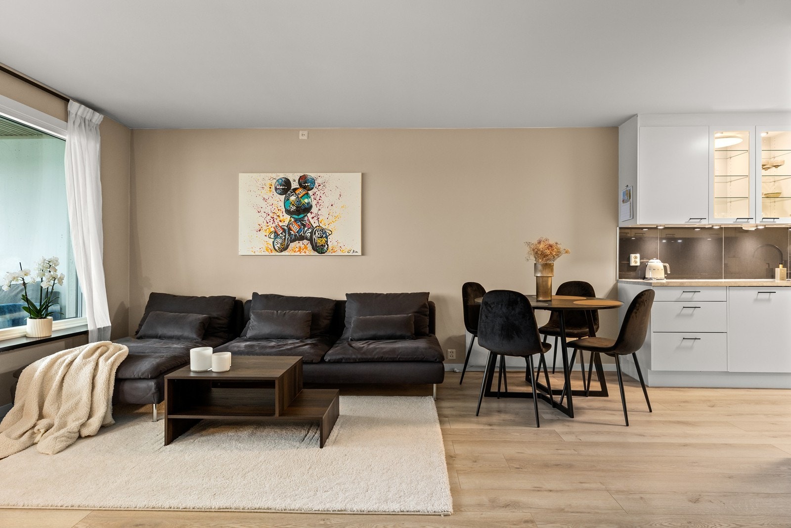 Velkommen til en svært lekker leilighet i Vidars vei 15! Galleribilde