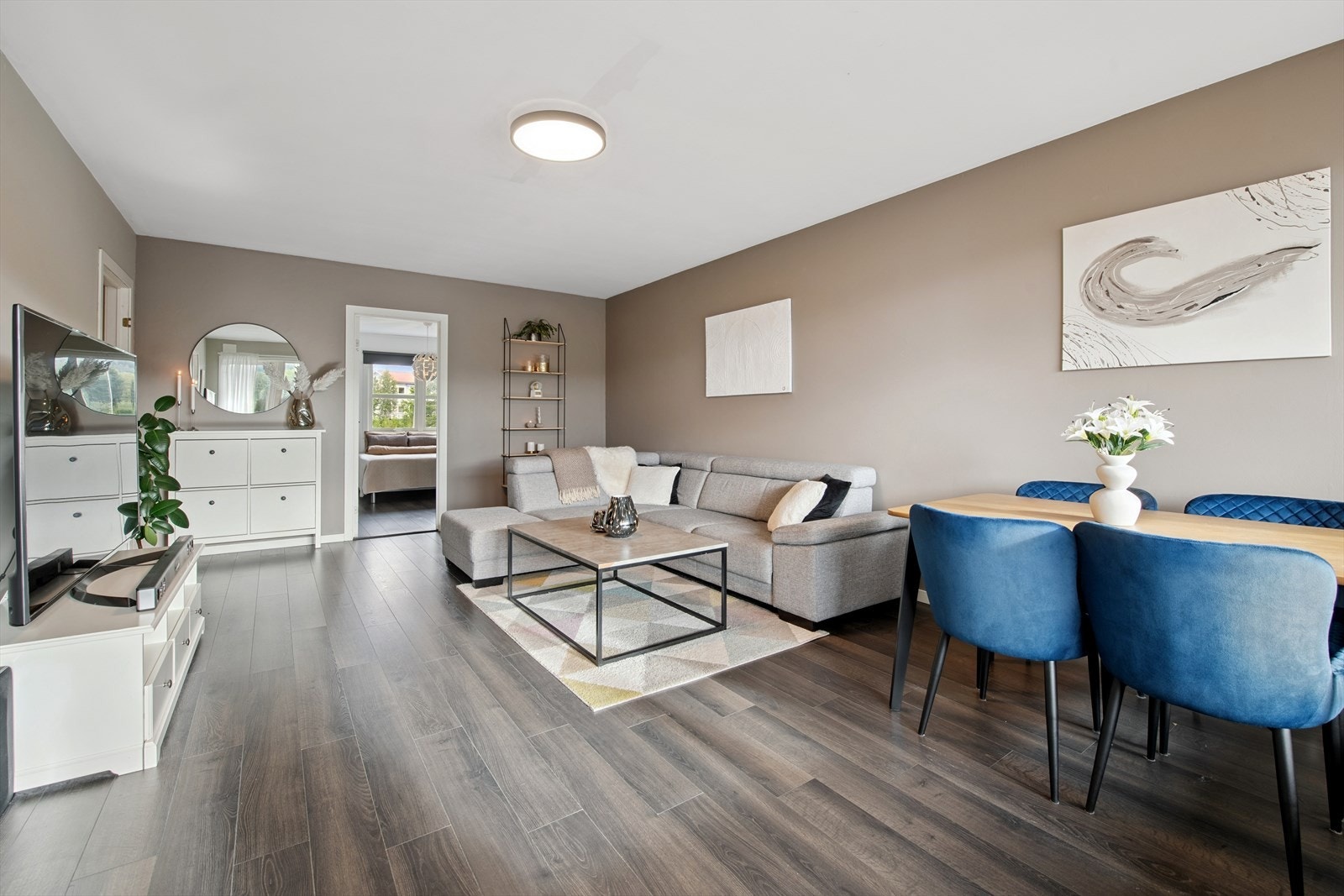 Lys og trivelig stue med pene malte overflater og laminatgulv. Galleribilde