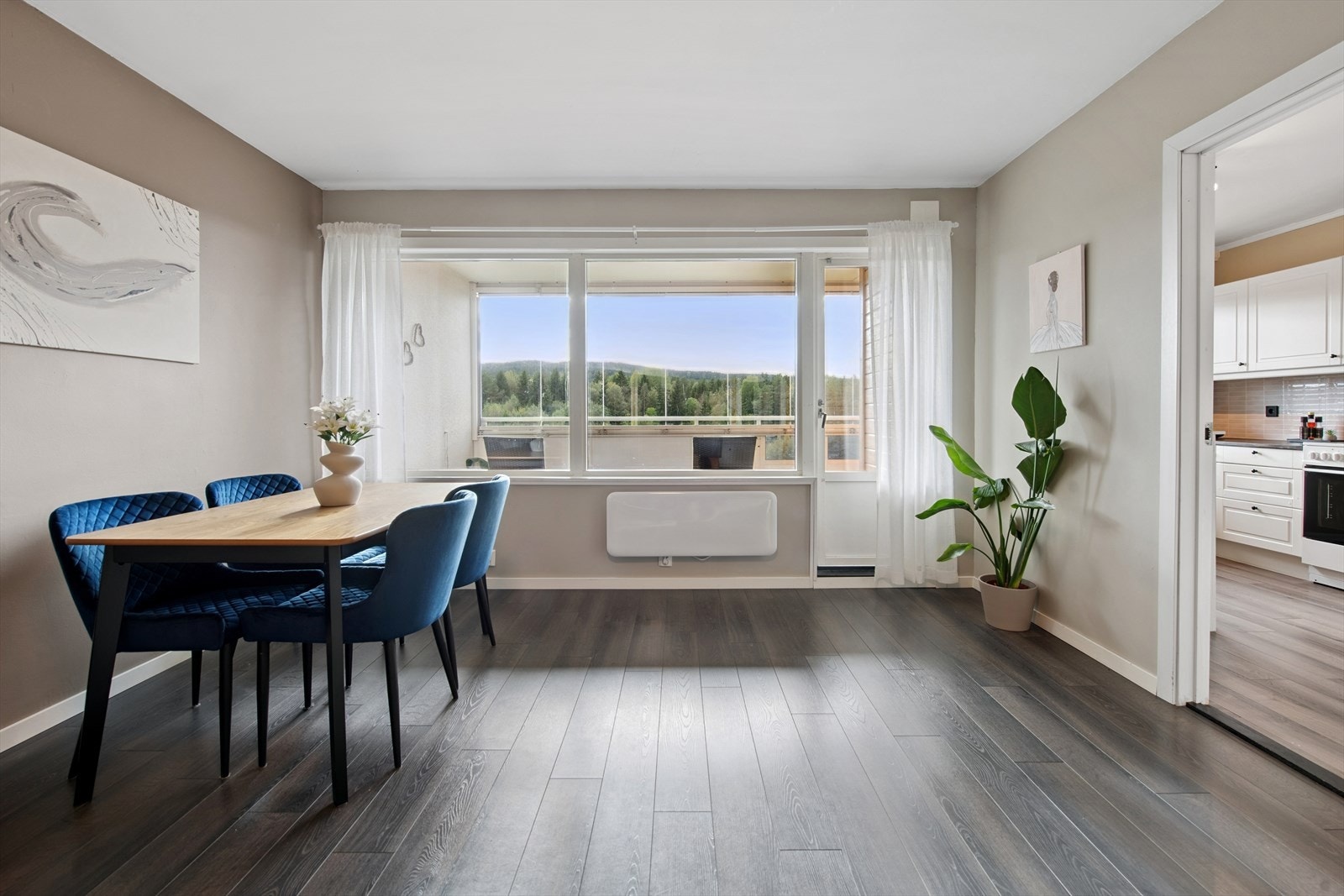 Fra stuen er det utgang til innglasset balkong. Galleribilde