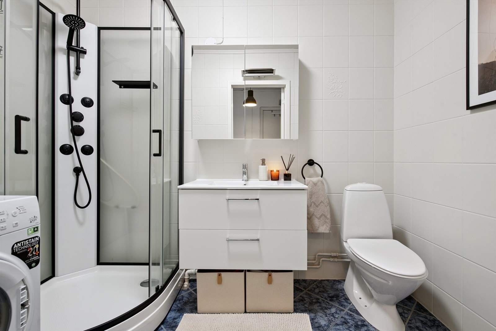 Lekkert flislagt bad hvor veggfliser er malte. Galleribilde