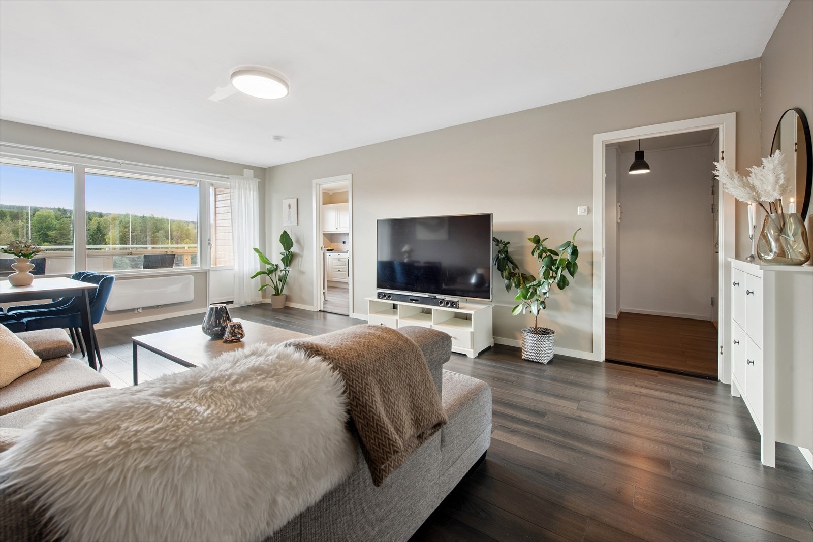 Stuen har gode innredningsmuligheter med plass til både spisebord og sofagruppe. Galleribilde