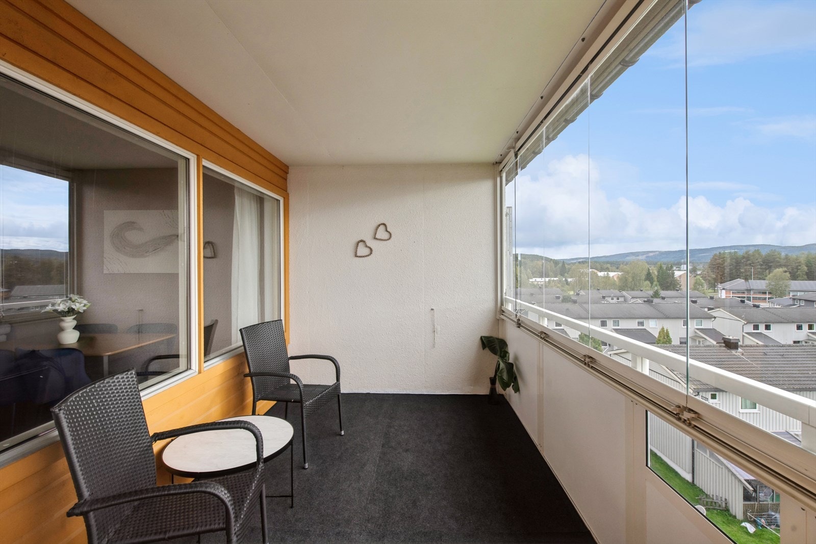 Fin utsikt fra balkongen til landskapet mot. Galleribilde