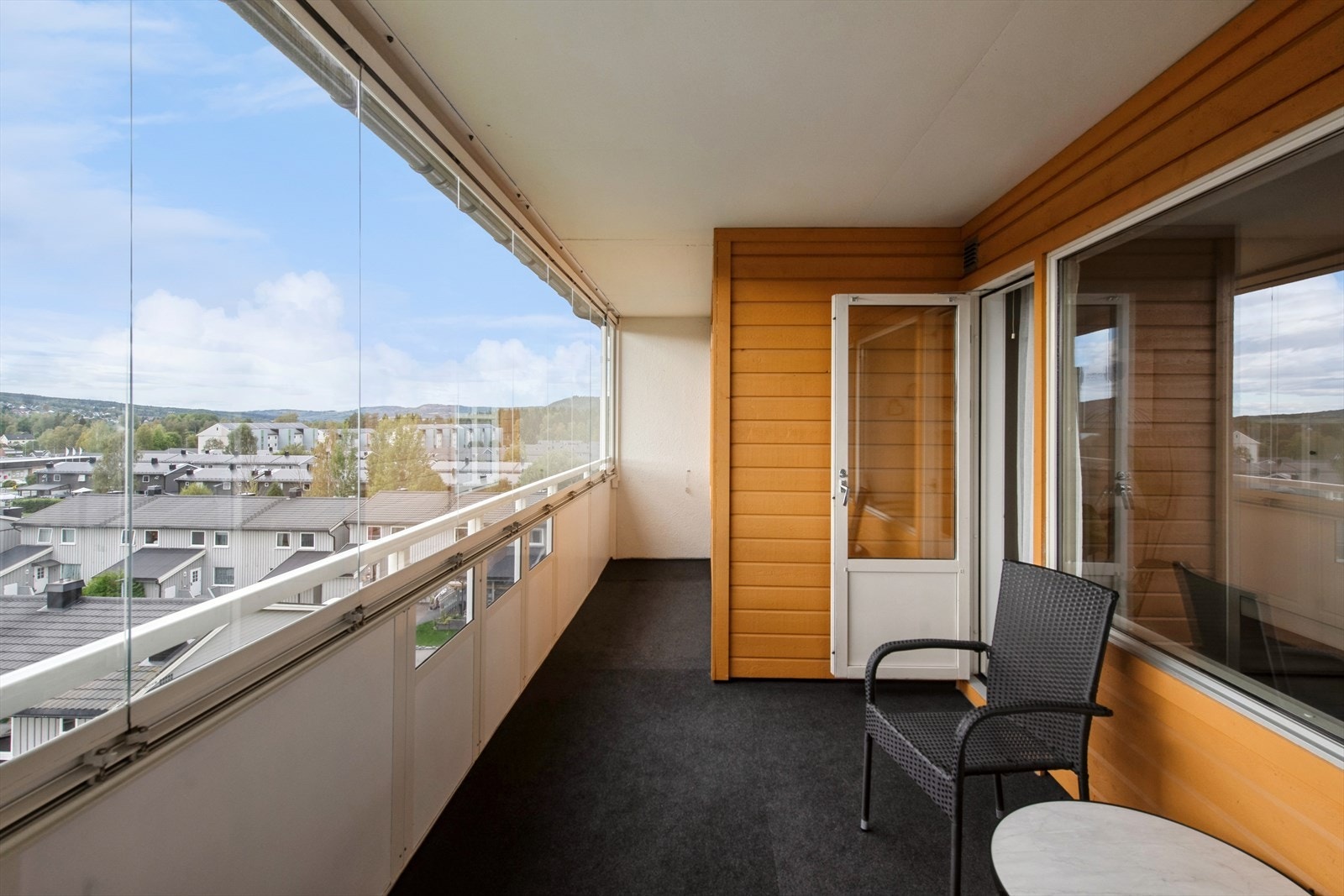 Den innglassede balkongen er vestvendt med kveldssol. Galleribilde