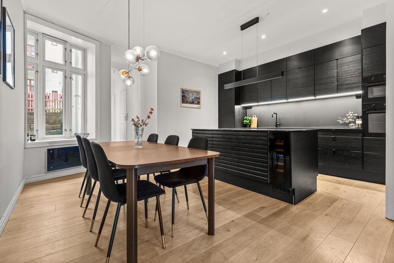 Eksklusiv med stukkatur, fiskebensparkett, peisovn og flott HTH-kjøkken Galleribilde