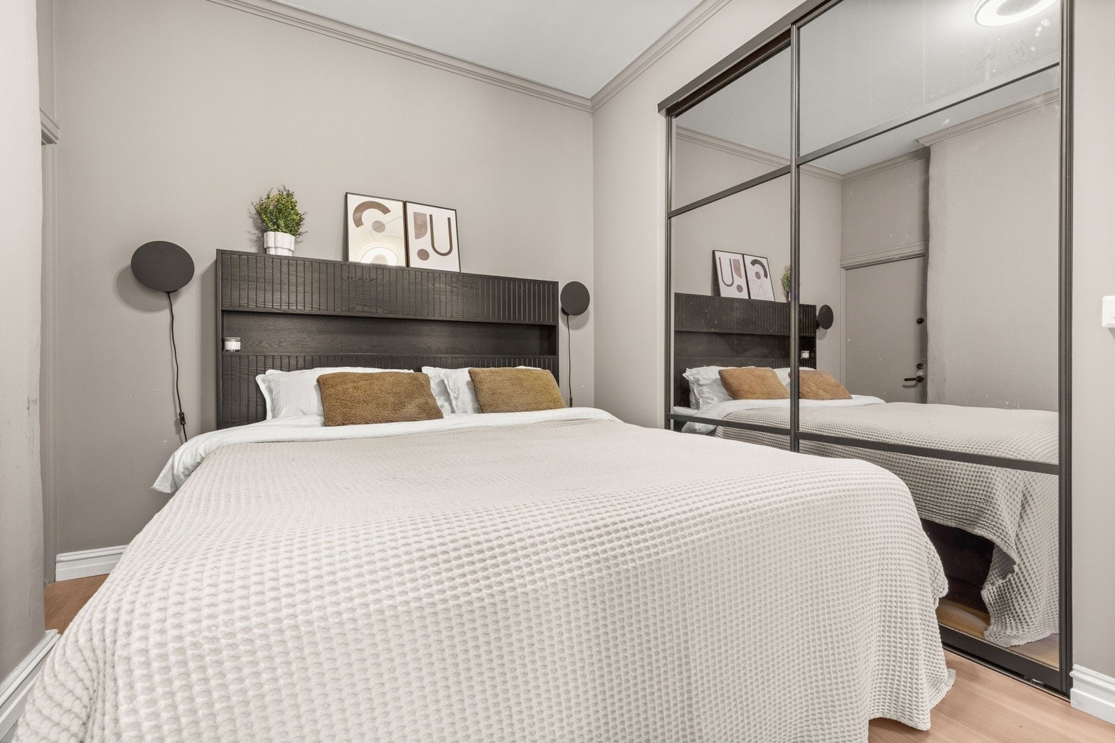 Romslig og elegant hovedsoverom med plass til dobbeltseng og nattbord. Galleribilde