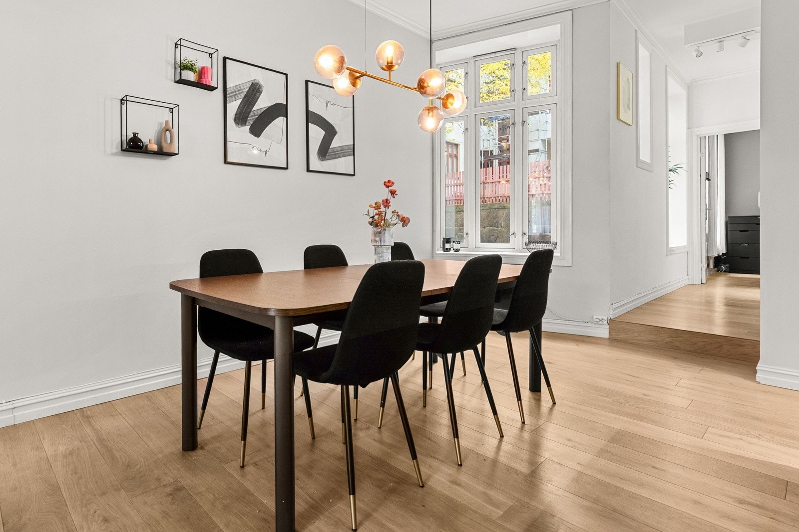 På kjøkkenet er det god plass til spisemøblemen som innbyr til sosialt samvær med familie og venner. Galleribilde