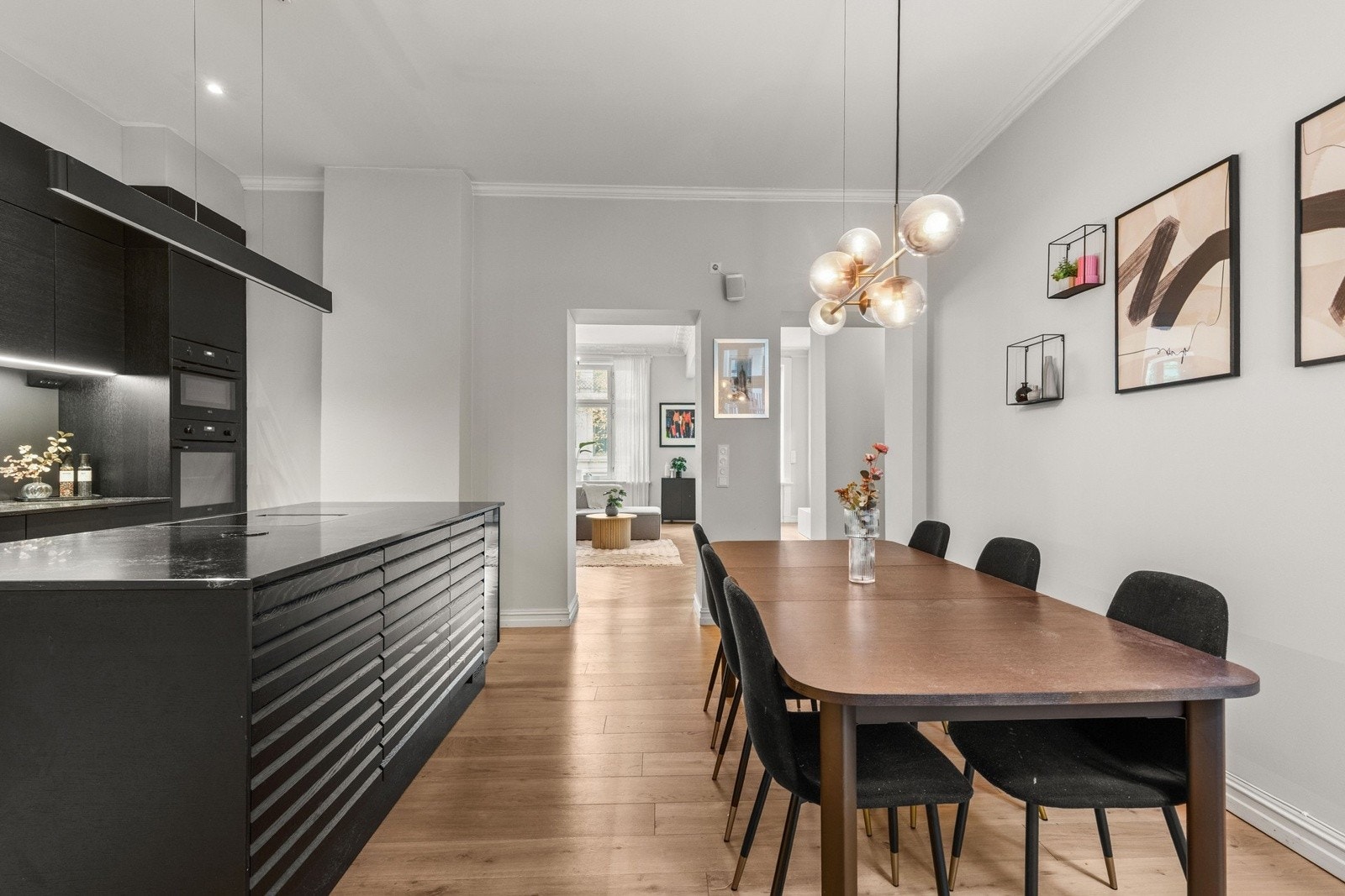 Den åpne og elegante utformingen gjør det til et naturlig sted å samles - enten for hverdagsmiddager eller hyggelige kvelder med venner. Galleribilde