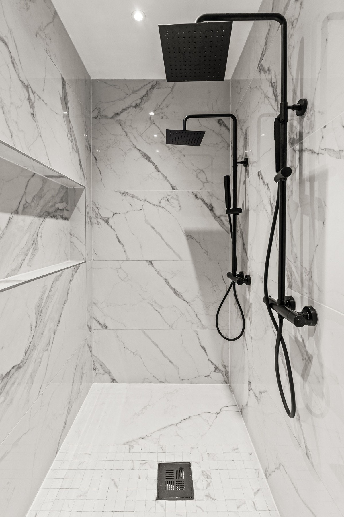 Egen dusjnisje utstyrt med doble regndusjer. Galleribilde