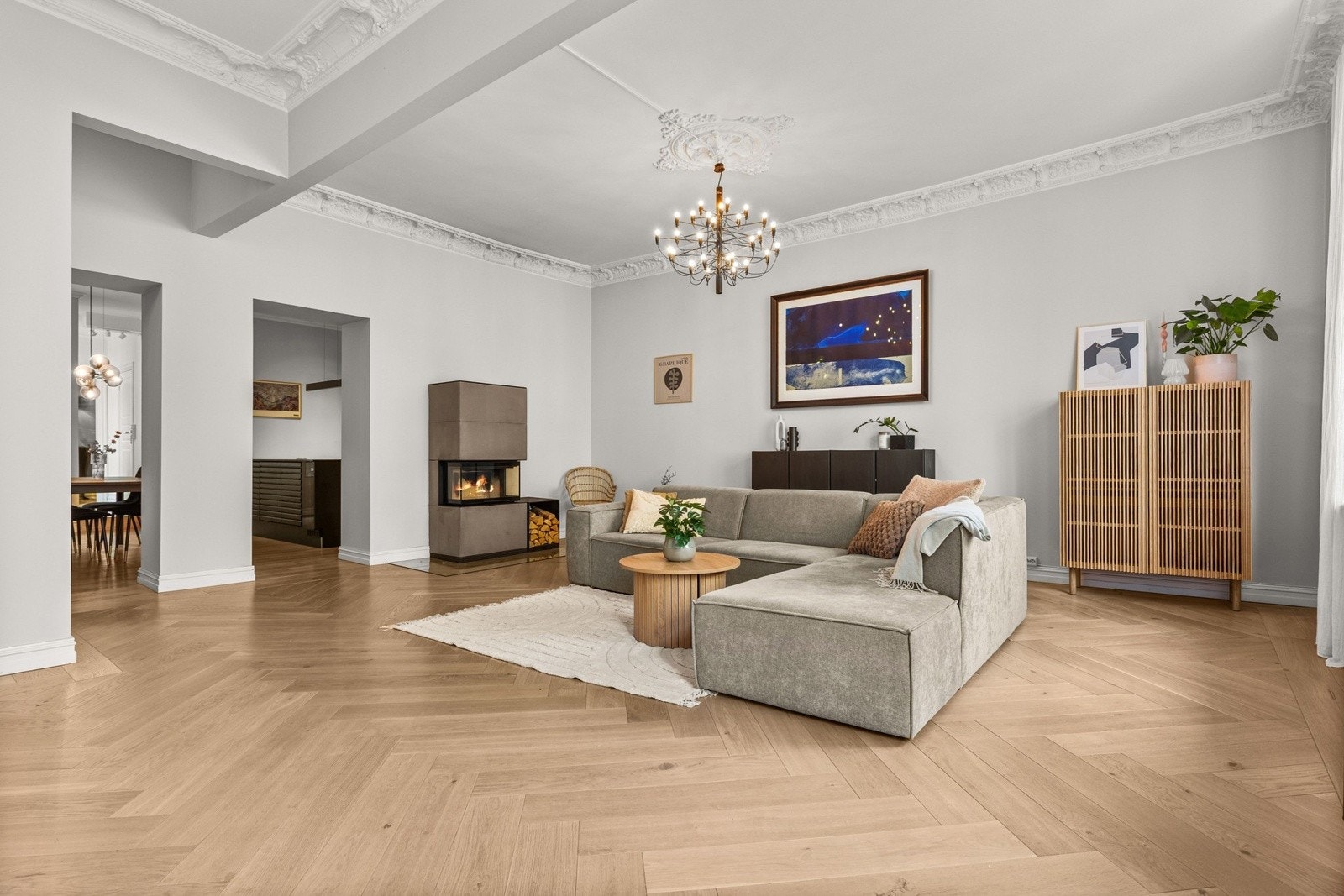 Velkommen til en nydelig og gjennomført leilighet som kombinerer klassiske detaljer med moderne oppgraderinger Galleribilde