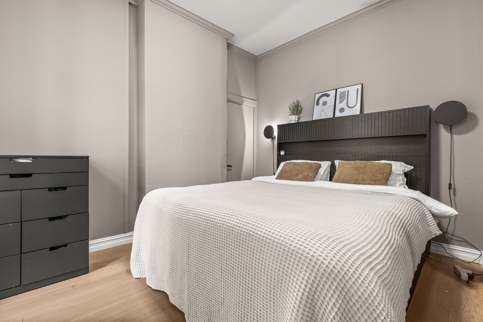 I leiligheten er det to romslige soverom som er malt i lyse fine farger og med parkett på gulv. Galleribilde