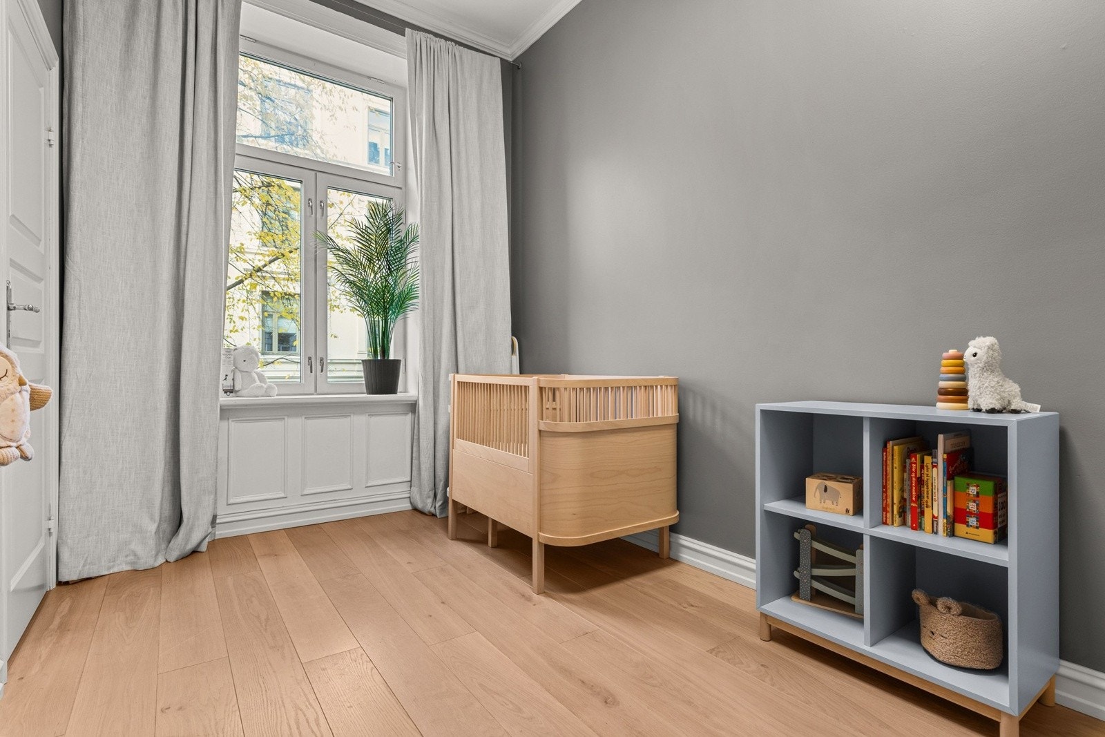 Det andre soverommet er også utstyrt med praktisk skyvedørsgarderobe, og har gode møbleringsmuligheter. Galleribilde