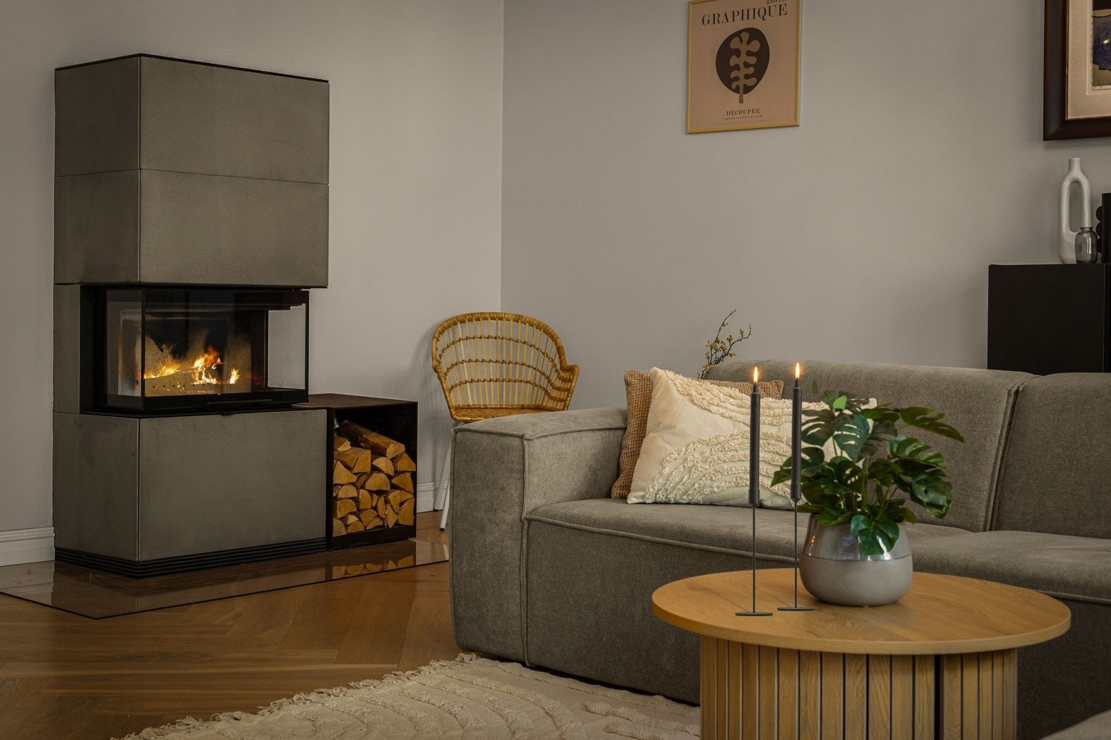 Den flotte peisovnen bidrar både til varme og atmosfære, og gjør rommet til et naturlig samlingspunkt Galleribilde