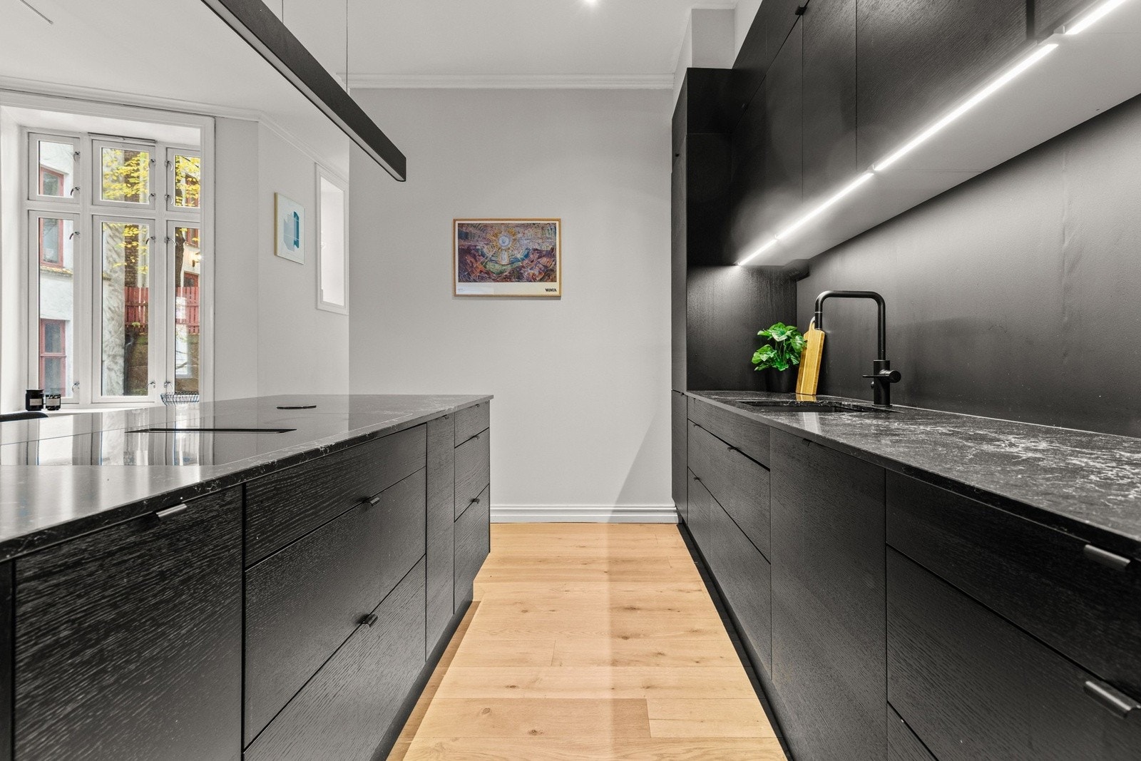 Kjøkkenet er utstyrt med integrerte hvitevarer: kjøl/fryseskap, oppvaskmaskin, platetopp med integrert ventilator (kullfilter og avkast ned i sokkel), vinskap, stekeovn, mikrobølgeovn og komfyrvakt. Galleribilde