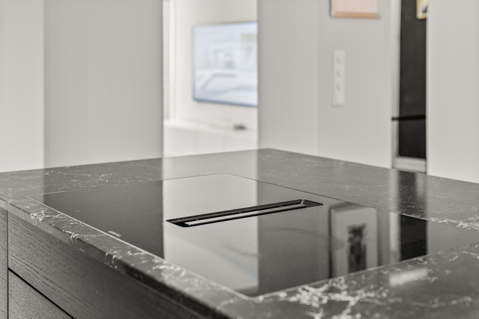 Platetopp med integrert ventilator (kullfilter og avkast ned i sokkel). Galleribilde