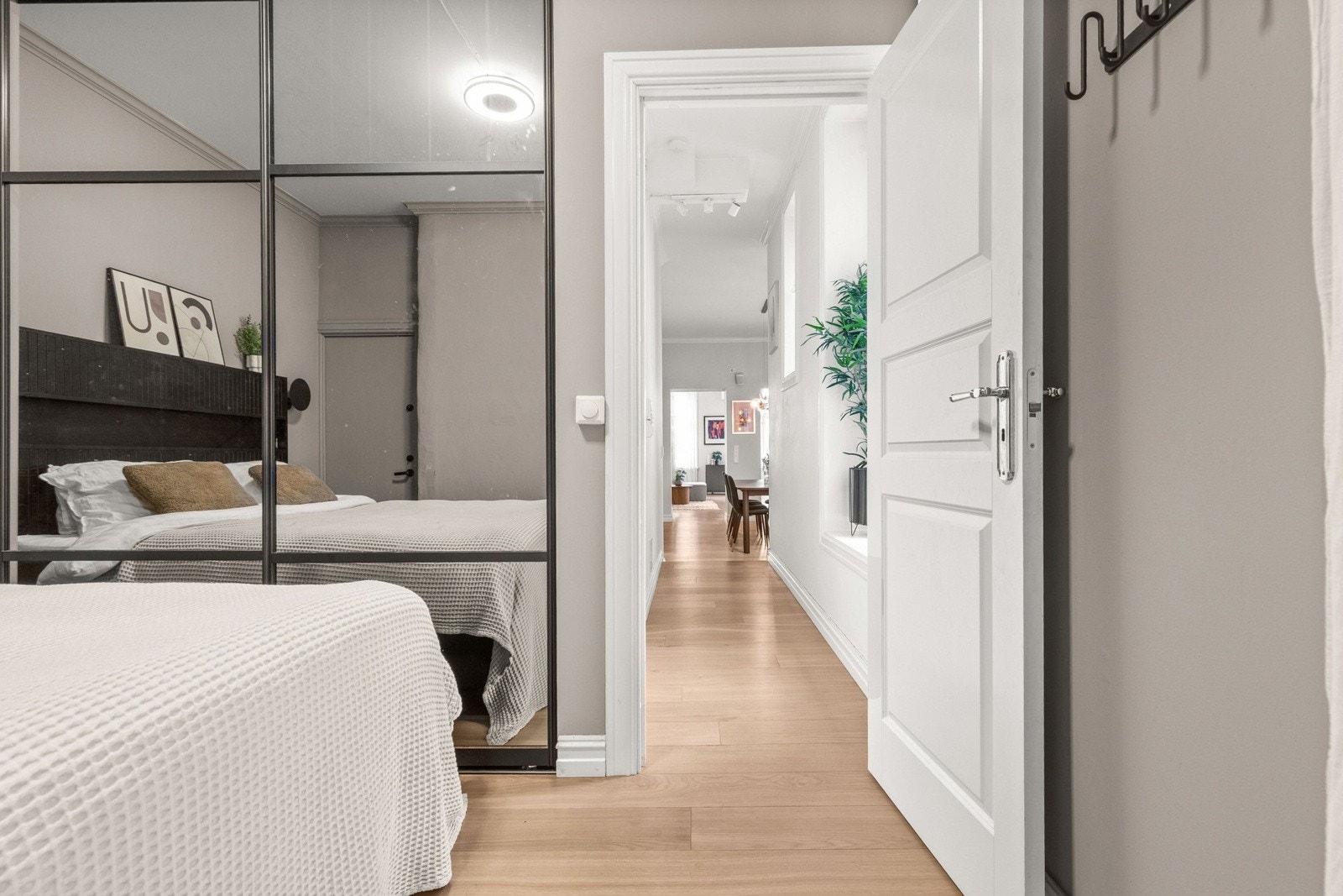 Stor skyvedørsgarderobe med speilfronter som gir rikelig med oppbevaringsplass og samtidig reflekterer lys, noe som fremhever romfølelsen. Galleribilde