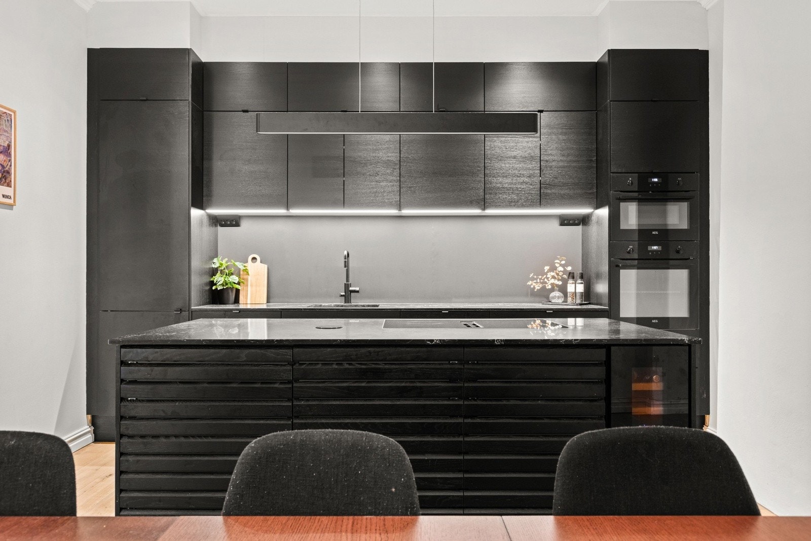 Lekkert, moderne og tidløst HTH-kjøkken fra 2022 med mørke fronter og benkeplate i stein. Galleribilde