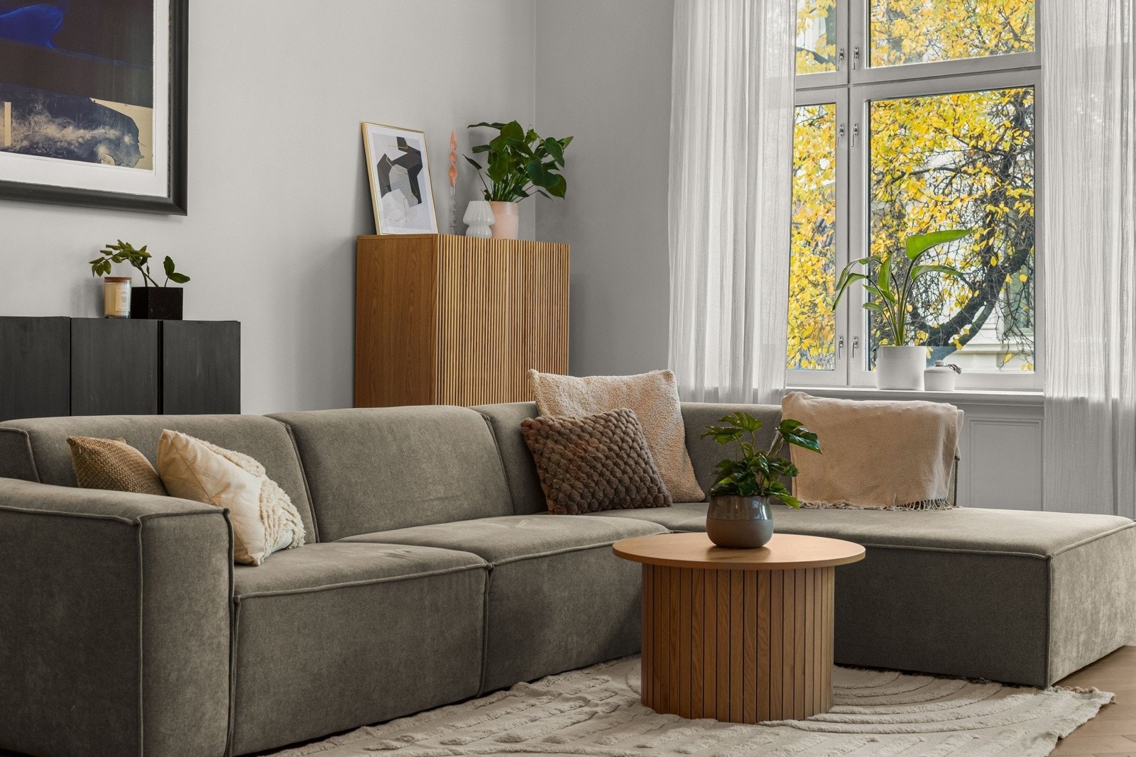 Rommets utforming og lysinnslipp fremhever den elegante stilen og gir et balansert og eksklusivt uttrykk. Galleribilde