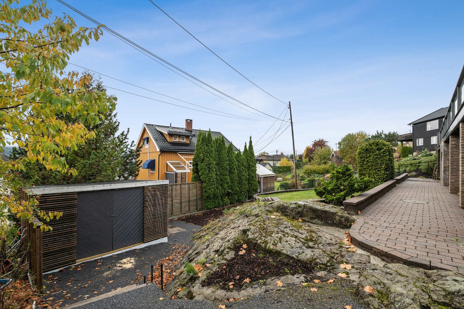 Flott hage med stor utebod. Galleribilde