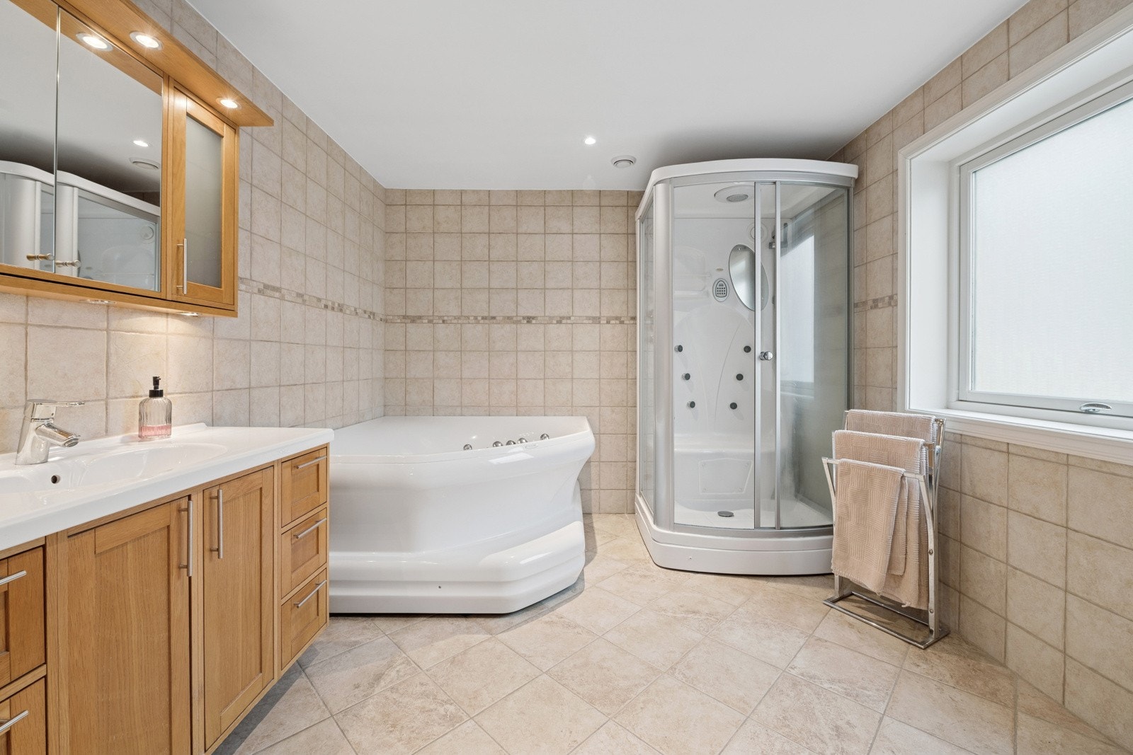 Stilrent og romslig bad med både dusj og badekar. Galleribilde