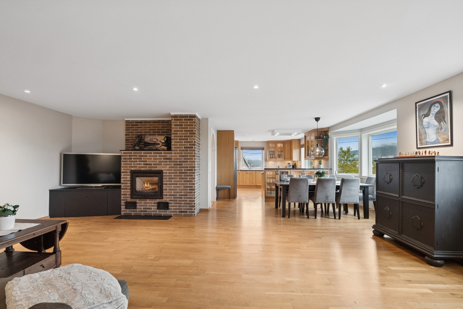 Innbydende stue med peis og god plass til hele familien - perfekt for rolige kvelder og hyggelige sammenkomster. Galleribilde