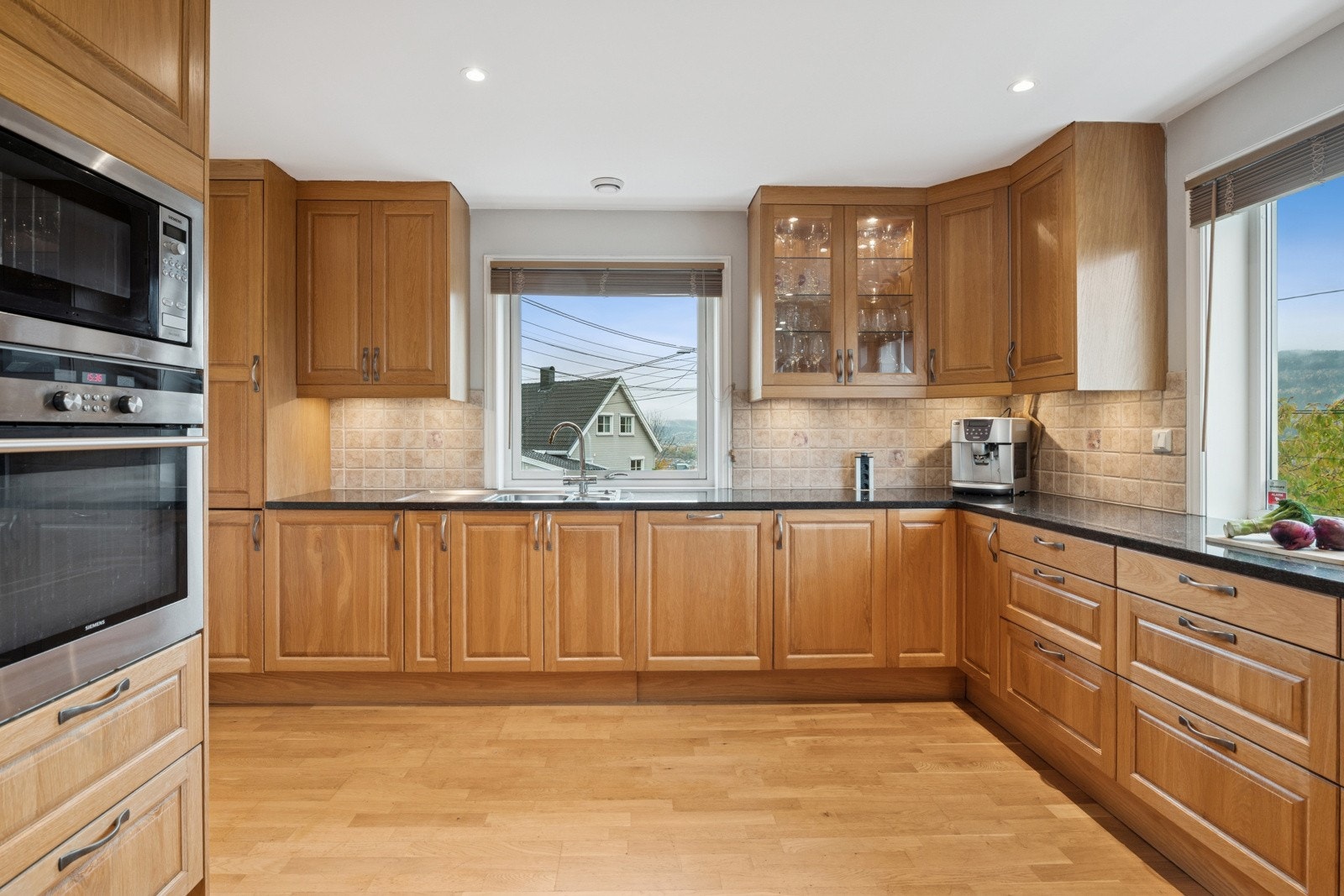 Kjøkkenet er av god størrelse med mye skapplass. Galleribilde