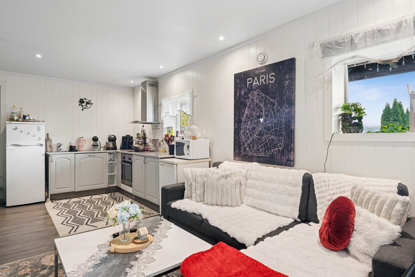 Utleiedel med moderne kjøkken og hyggelig stue i lyse fargetoner. Galleribilde