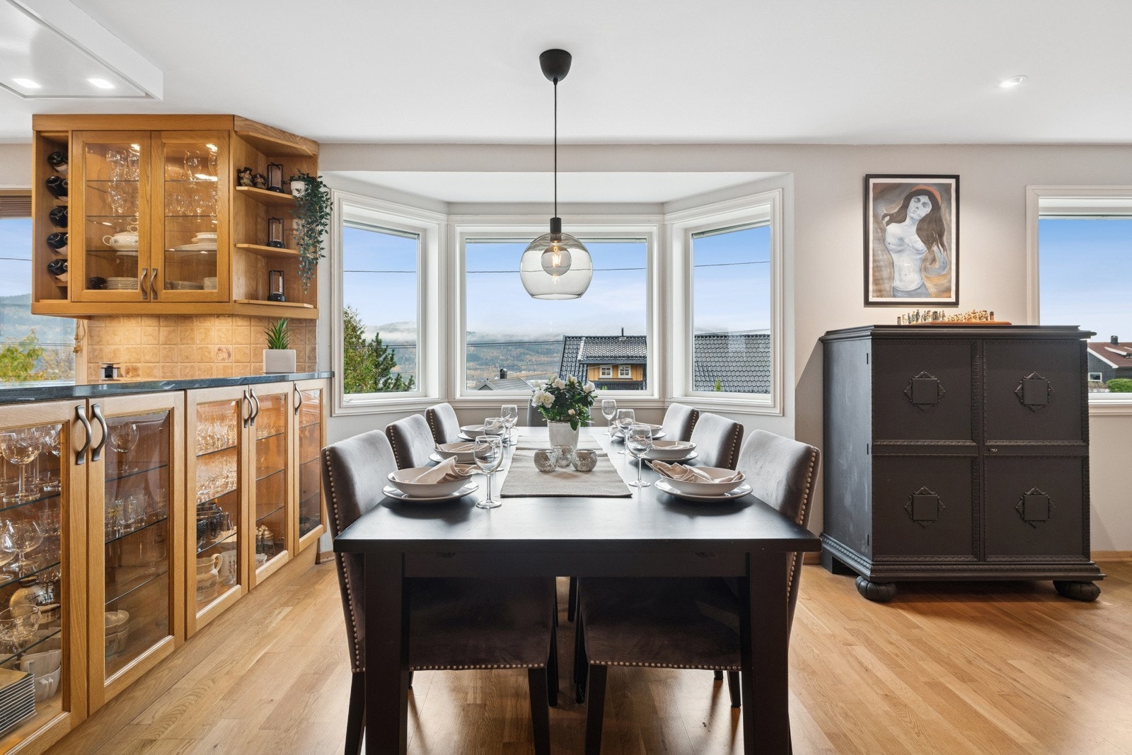 Stilfull spisestue i tilknytning til kjøkkenet - store vinduer gir rikelig med dagslys og en herlig romfølelse. Galleribilde