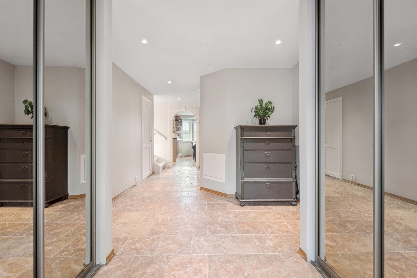 Lys og romslig entrè med god oppbevaringsplass. Galleribilde