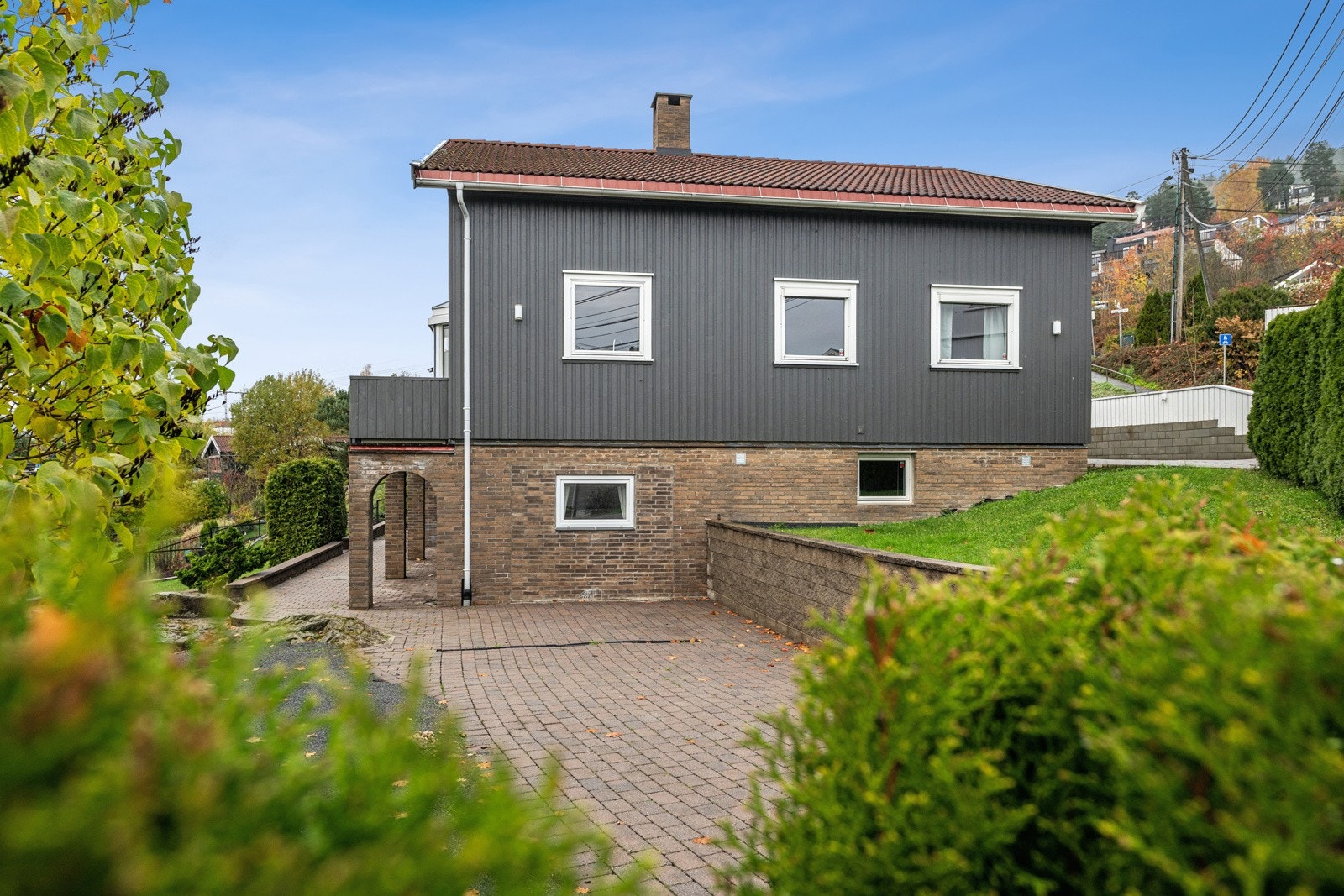 Hybelen har egen inngang og parkeringsplass rett utenfor Galleribilde