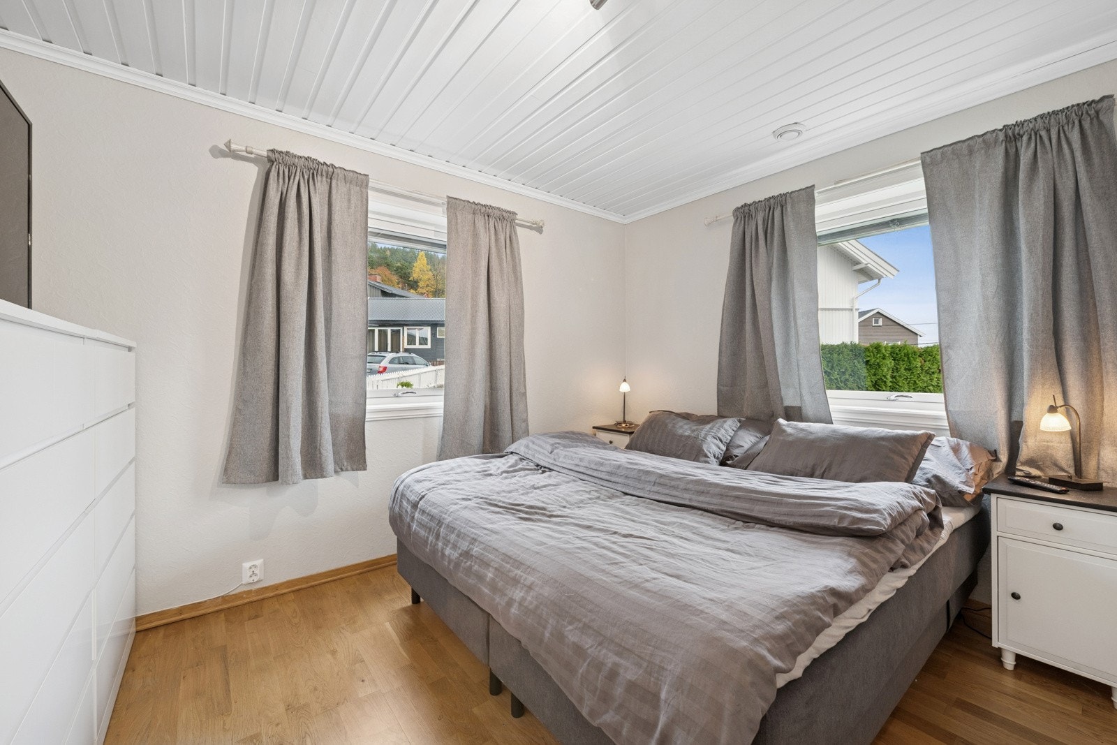 Lyst og trivelig hovedsoverom med god plass til dobbeltseng og oppbevaring. Galleribilde