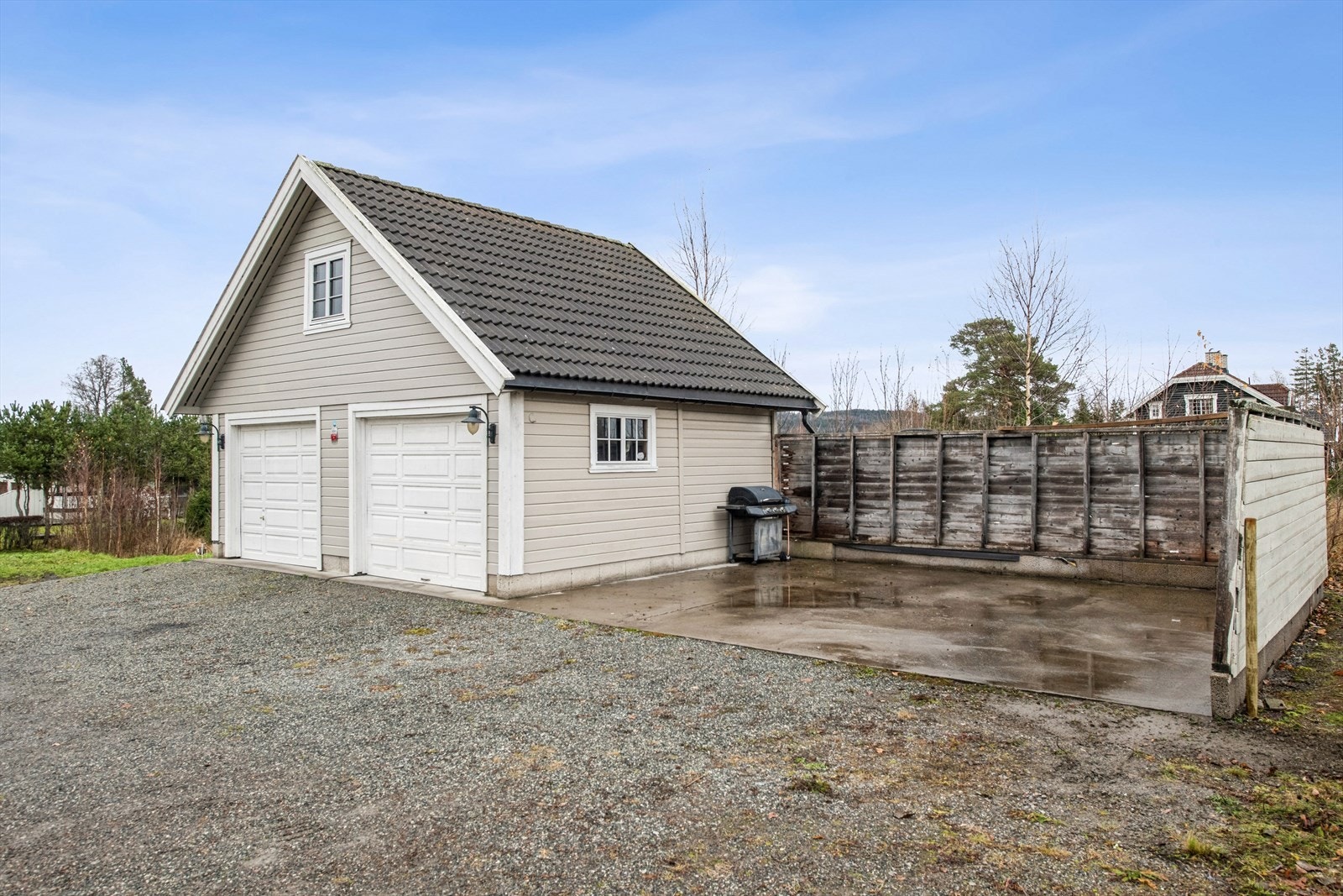 Dobbelgarasje med innredet loft gir gode lagrings- og parkeringsmuligheter. Galleribilde