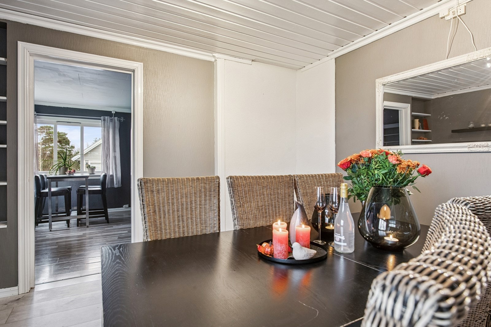 Åpningen mot kjøkkenets spiseplass skaper en god flyt mellom sonene. Galleribilde