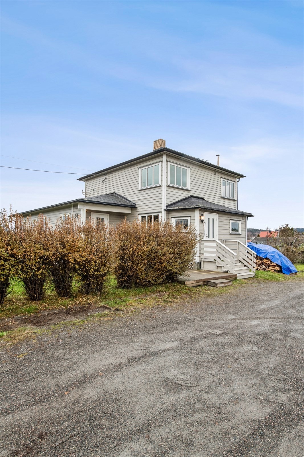 Boligen har en stor, opparbeidet hage og en hevet terrasse med trapp ned til plenen. Galleribilde