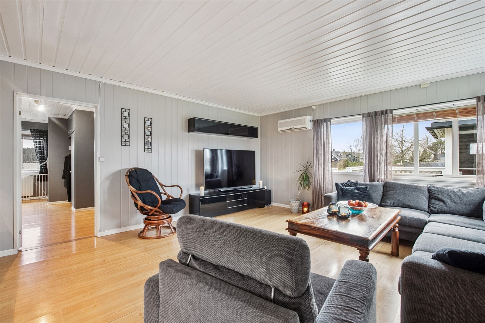 Stuen er romslig og har plass til en stor sittegruppe for hele familien. Galleribilde