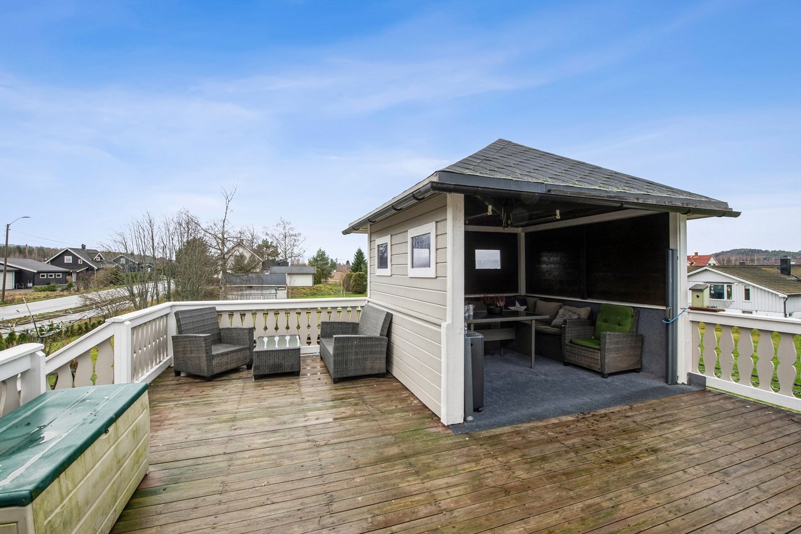 Den store terrassen har en overbygd del som forlenger utendørssesongen. Galleribilde