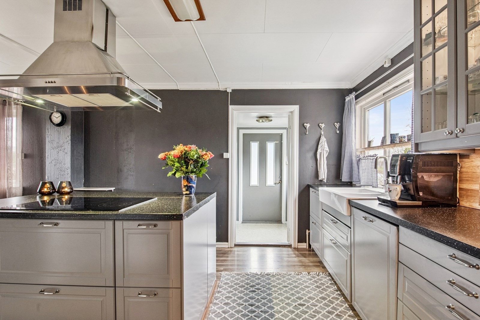 Selve kjøkkenet har en praktisk kjøkkenøy med integrert platetopp og god arbeidsflate. Galleribilde