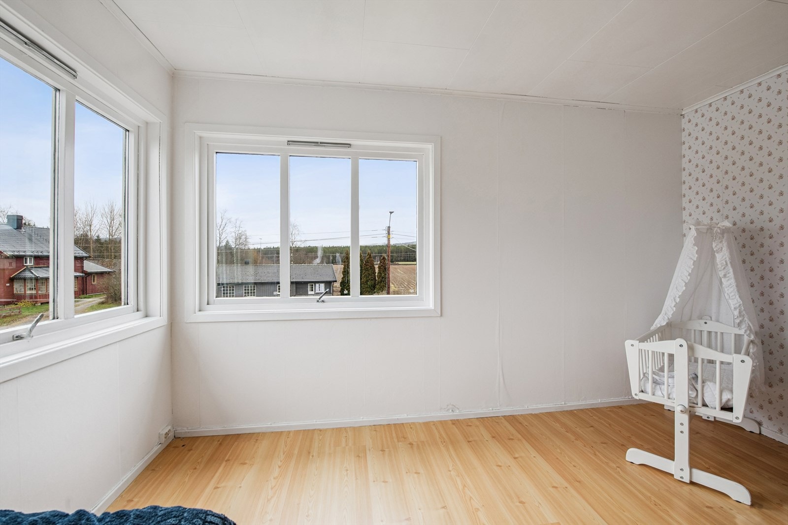 Lyst rom i andre etasje som egner seg godt som barnerom eller kontor. Galleribilde