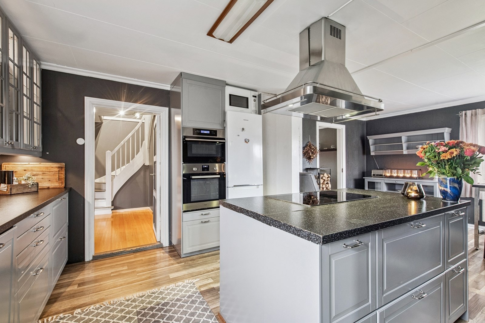 Høyskap med integrert stekeovn og mikrobølgeovn gir en effektiv arbeidssone. Galleribilde