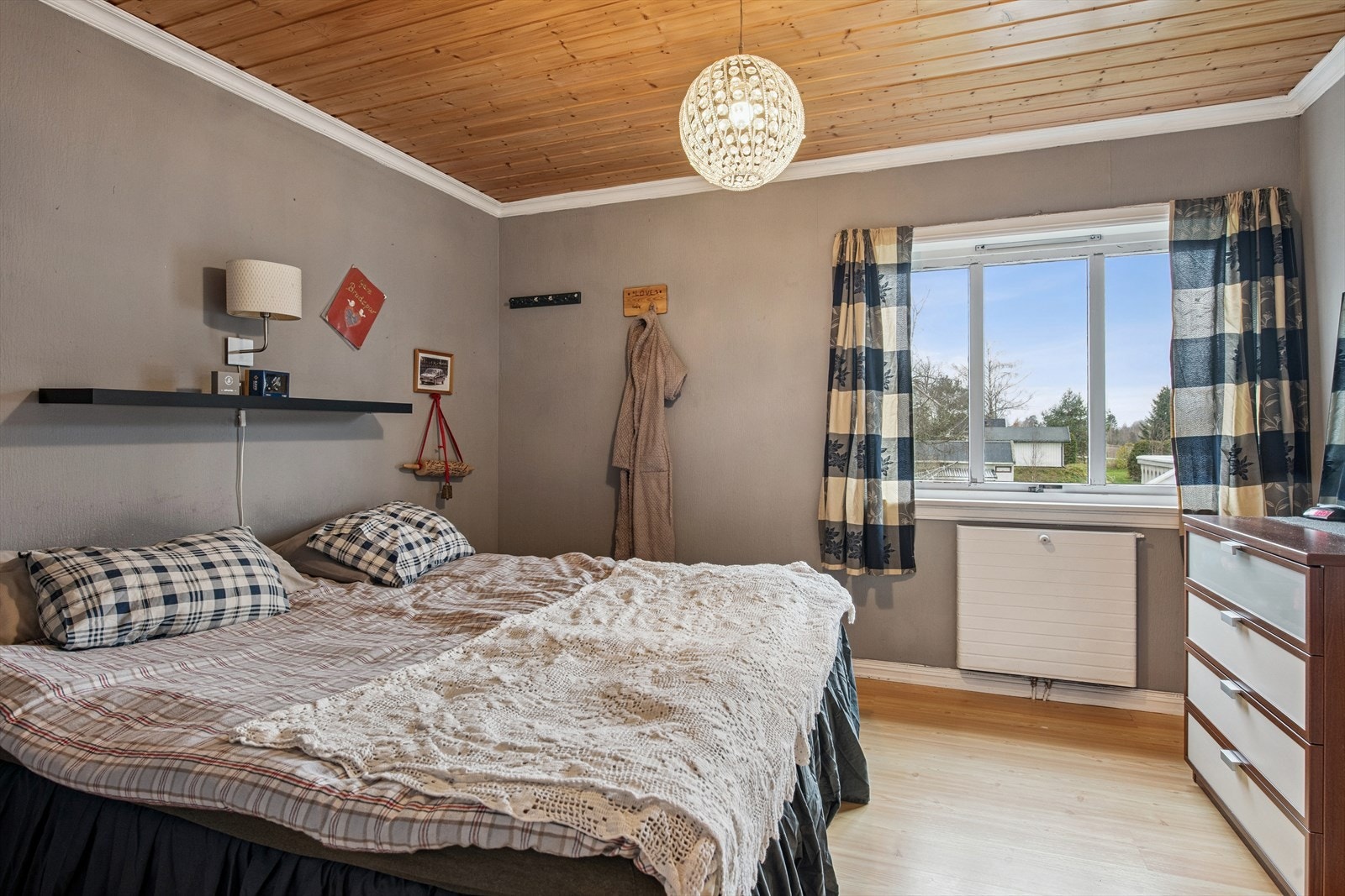 Hovedsoverommet har god plass til dobbeltseng og oppbevaringsmøbler, beliggende i 1. etasje. Galleribilde