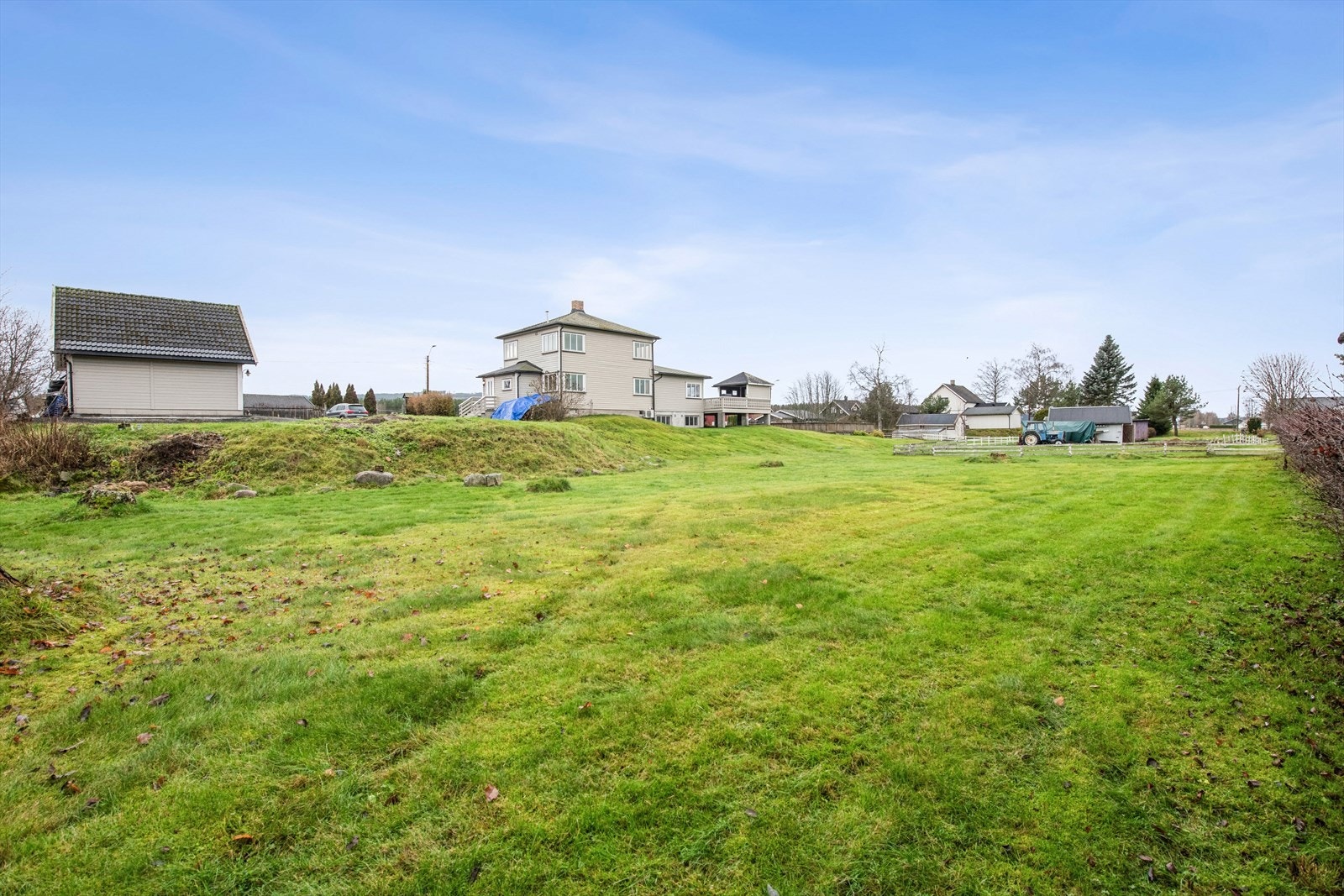 Eiendommen ligger i et stille og rolig nabolag og har en stor, flat gressplen. Galleribilde