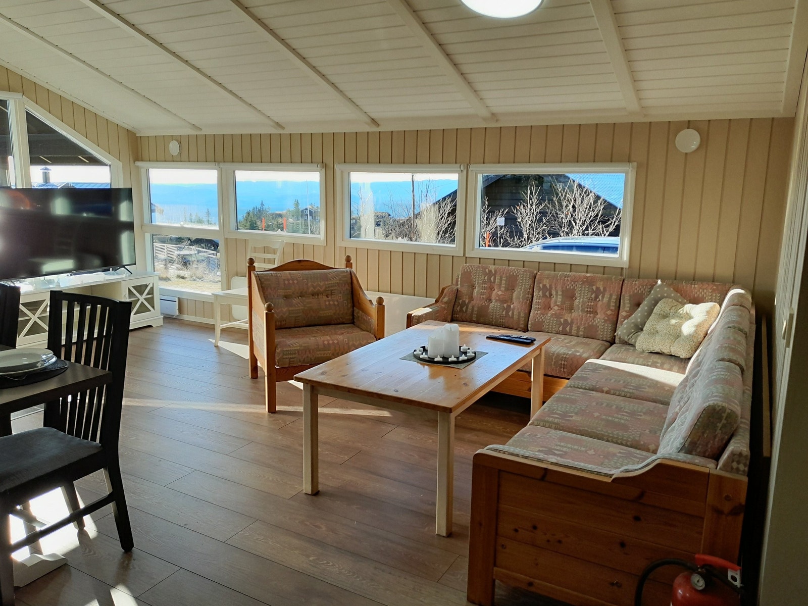 Lyst og trivelig med god utsikt mot syd. Galleribilde