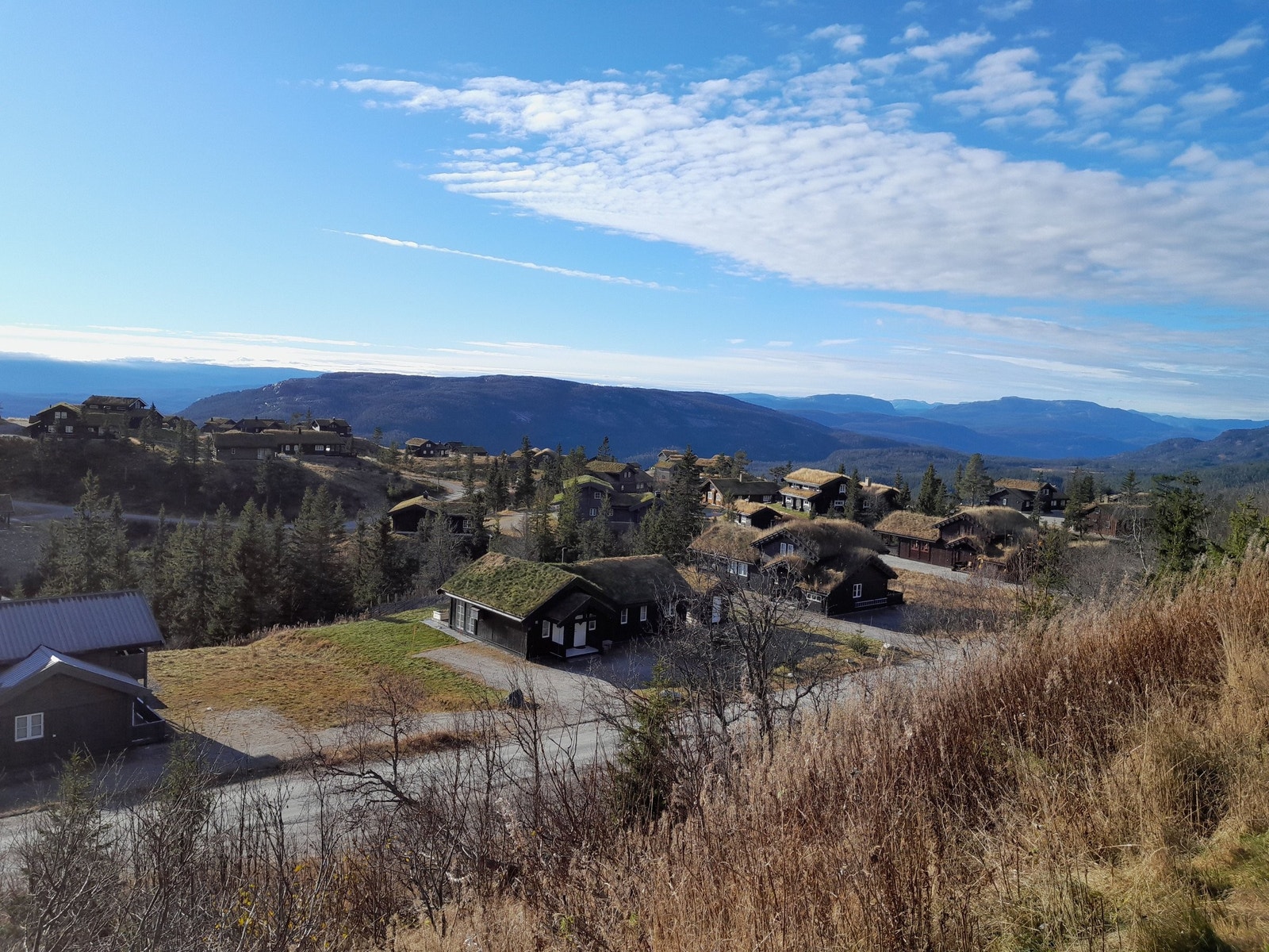 Utsikt fra parkeringsplassen nedenfor hytta Galleribilde