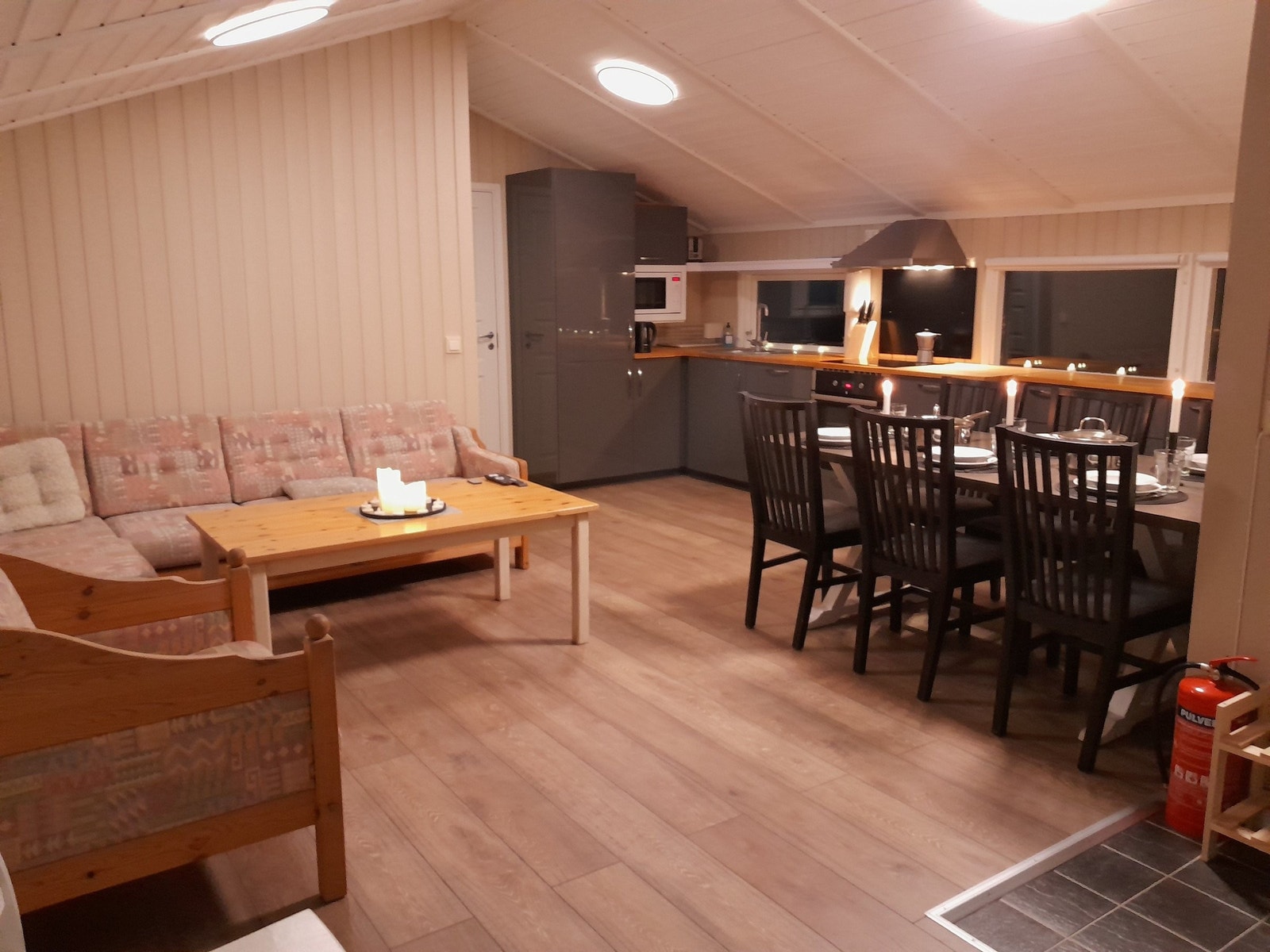 Kjøkken / spisestue. Trinnløs belysning, farge-volum: Kaldere lyssetting Galleribilde