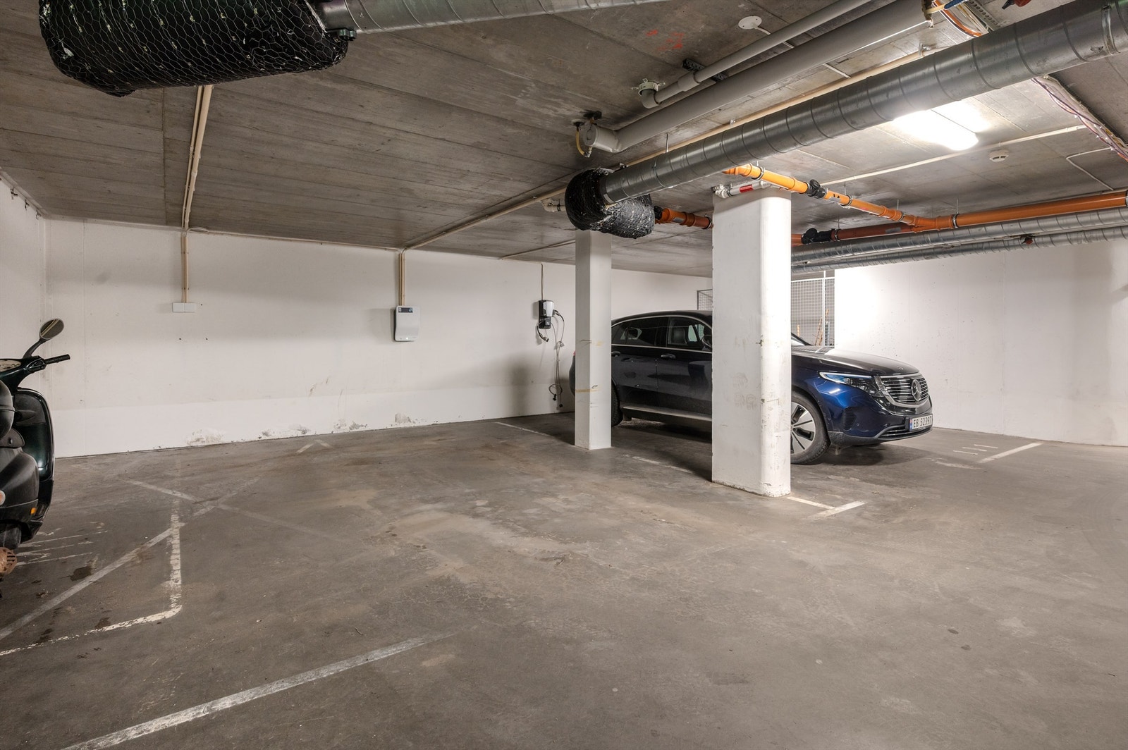 Garasjeplass med elbillader som kan kjøpes for 400.000,- Det er direkte heisadkomst fra garasje til leilighetsplan. Galleribilde