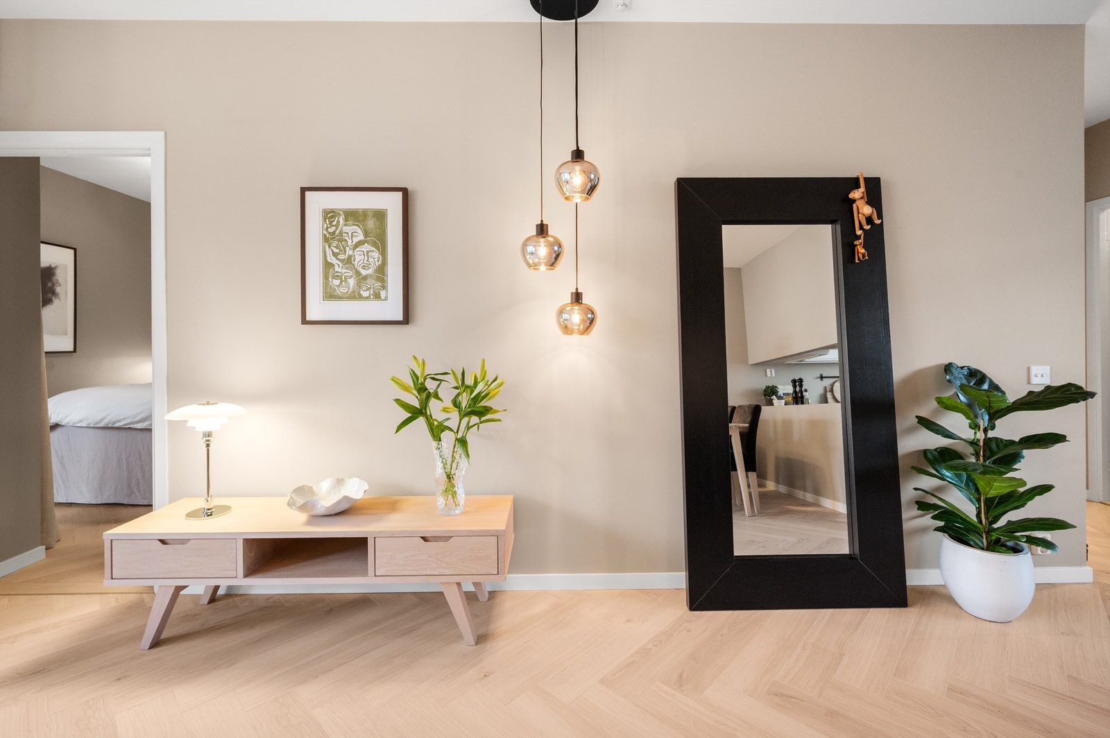 Leiligheten holder en gjennomgående høy standard med velholdte overflater. Galleribilde