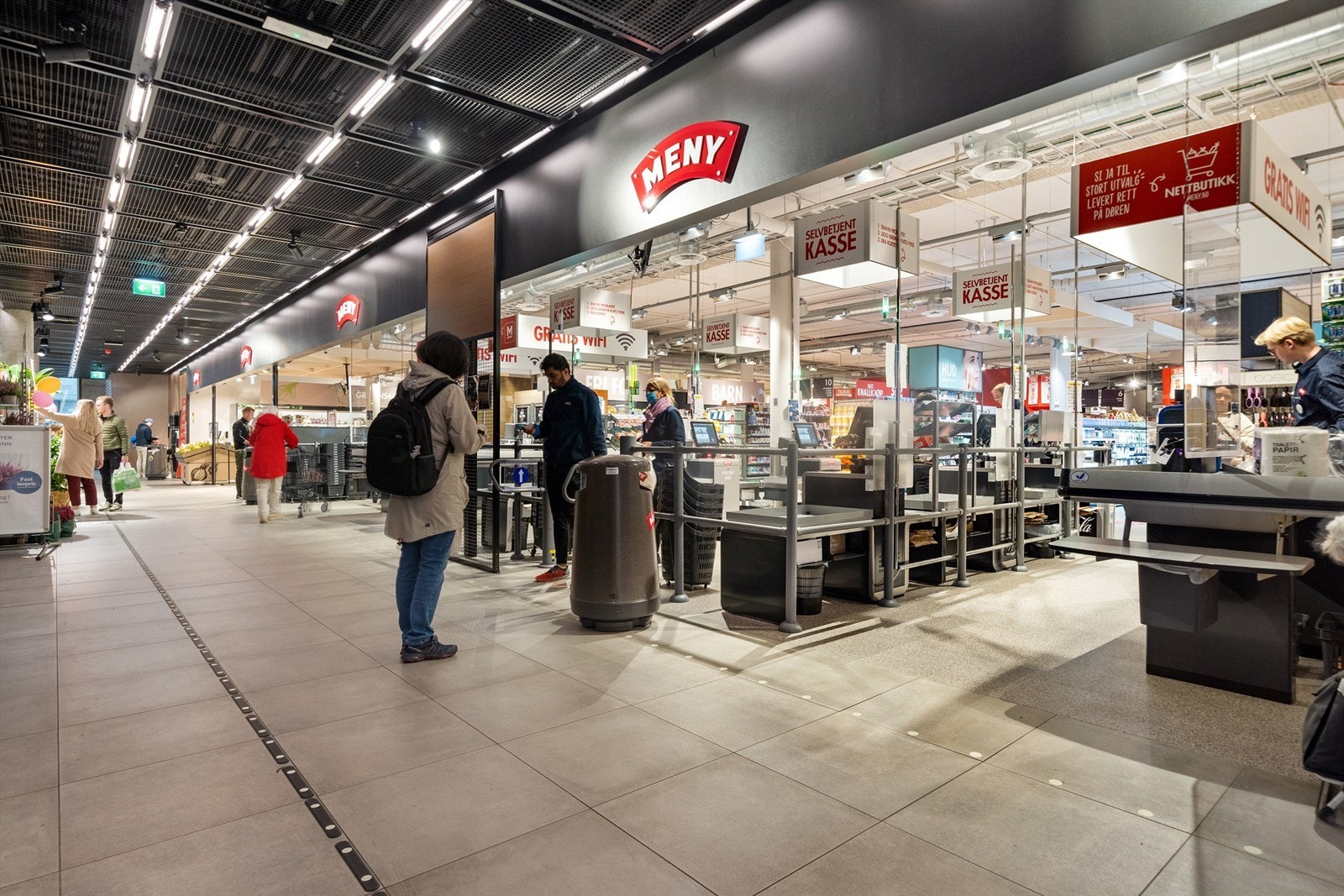 Hverdagslogistikken er enkel med flere dagligvarebutikker, som Meny på Lillo gård, Coop Mega på Storsenteret eller søndagsåpen Bunnpris like utenfor boligen. Galleribilde