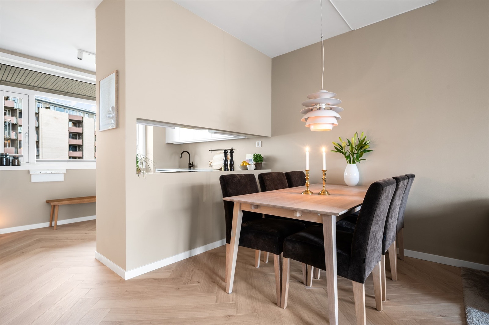 Den delvis åpne løsningen gir en fin sone for matlaging med god kontakt mot stuen. Galleribilde