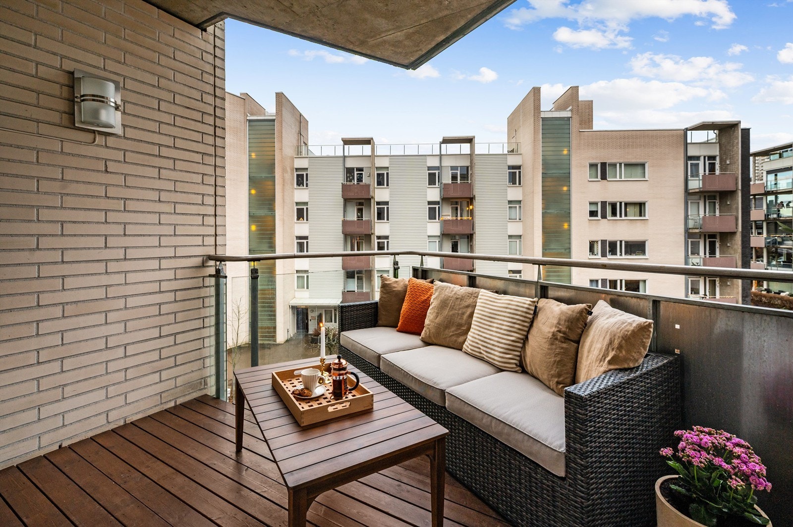 På sommerstid blir balkongen en naturlig forlengelse av stuen. Galleribilde