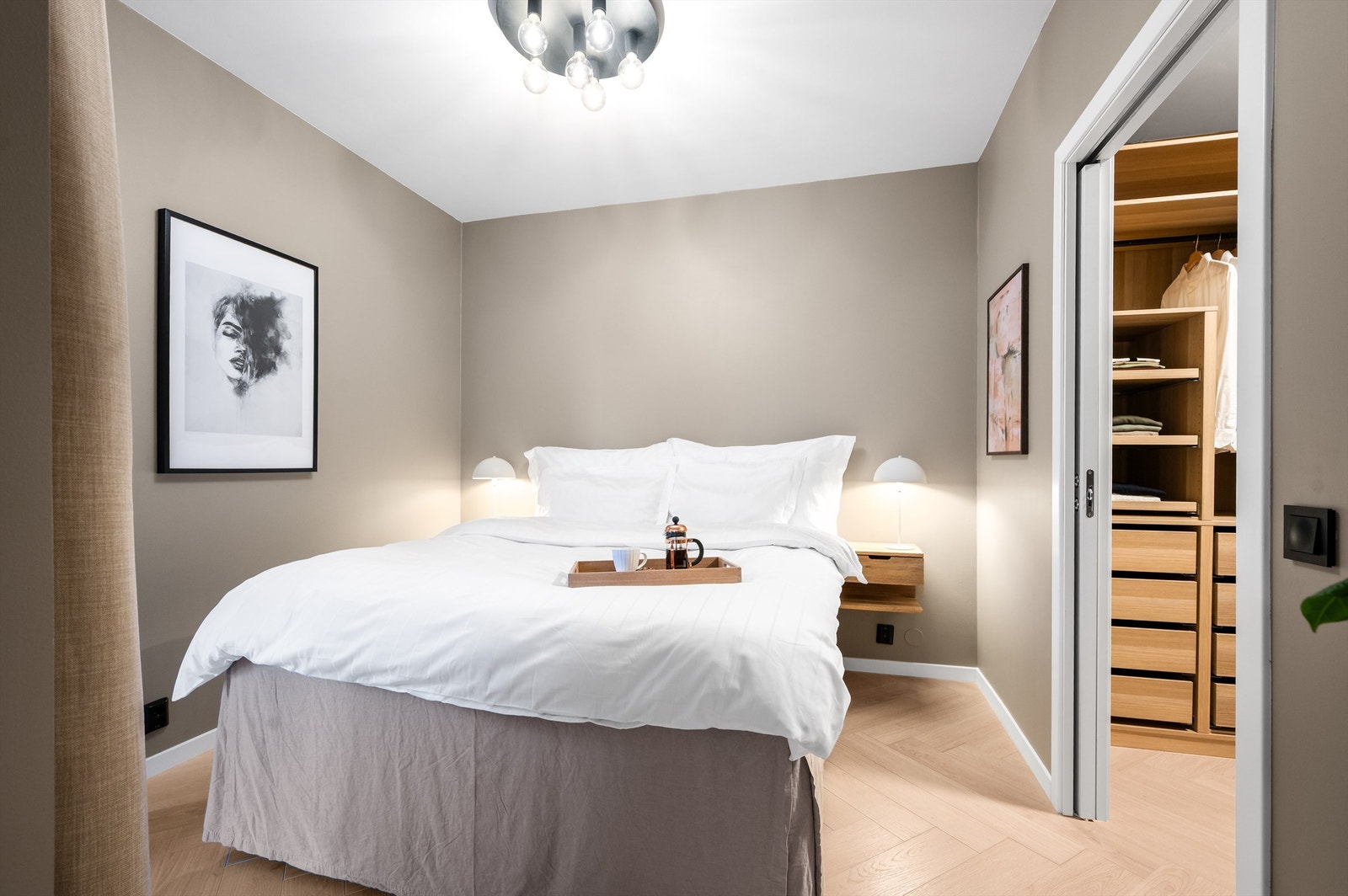 Hovedsoverommet er av god størrelse med direkte tilgang til et romslig walk-in closet. Galleribilde